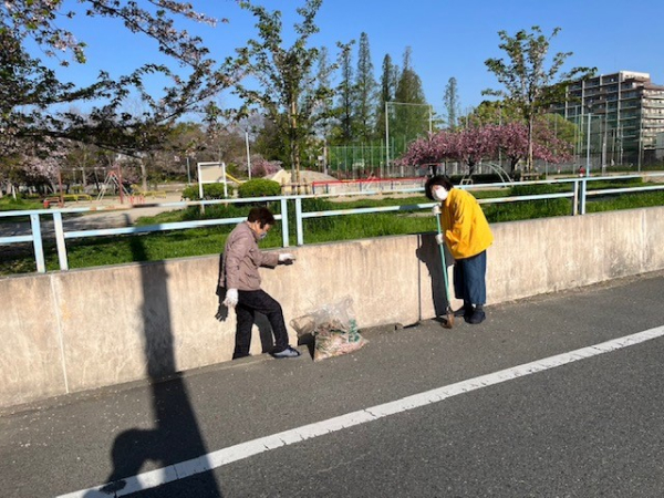 公園脇の溝の清掃