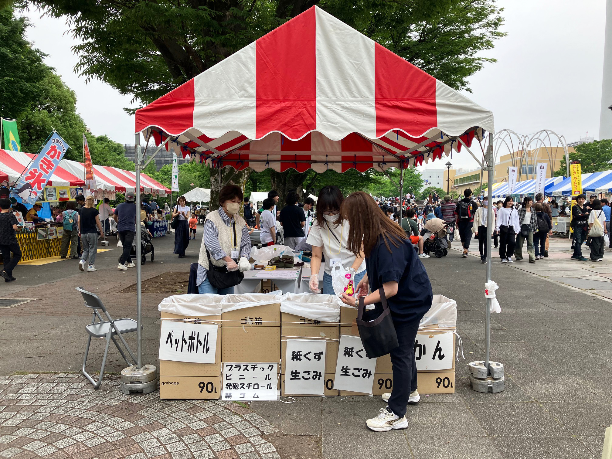 ゴミの分別を行う人々