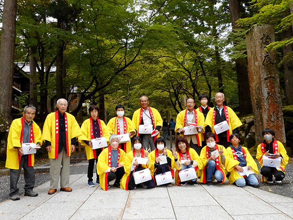 赤い羽根共同募金メンバーと永平寺中学生ボランティアの集合写真