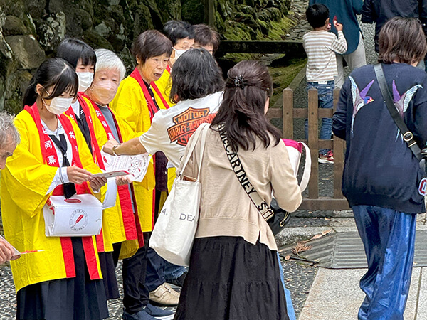 募金をする永平寺の訪問客