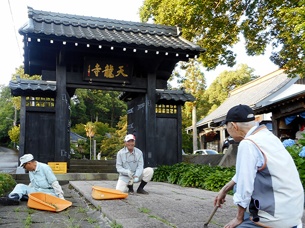 天龍寺の門前の清掃