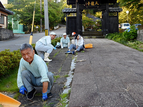 天龍寺の参道の清掃