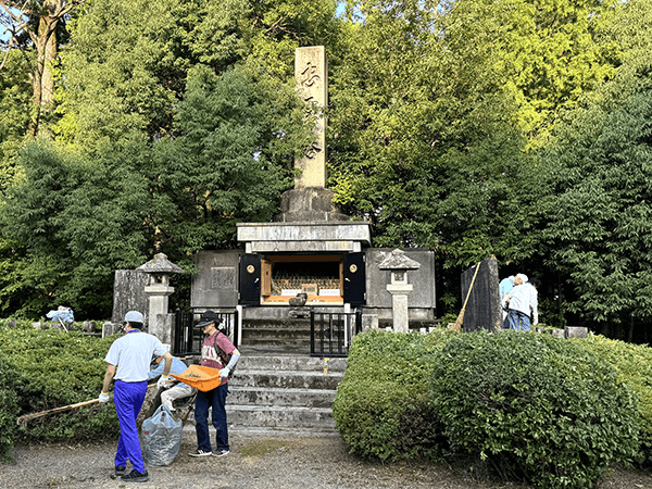 松岡忠霊塔の階段下の清掃