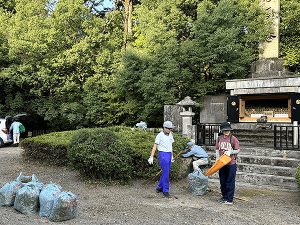 階段下の草むら周りの清掃