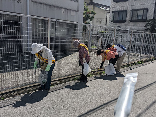 住吉大社　周辺道路のフェンス傍の清掃