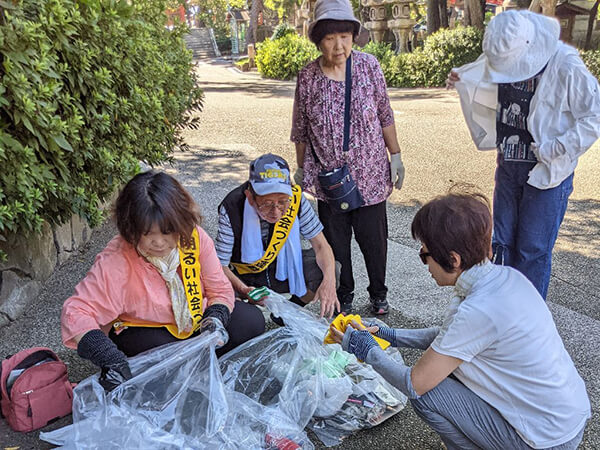 住吉大社の草むらの清掃